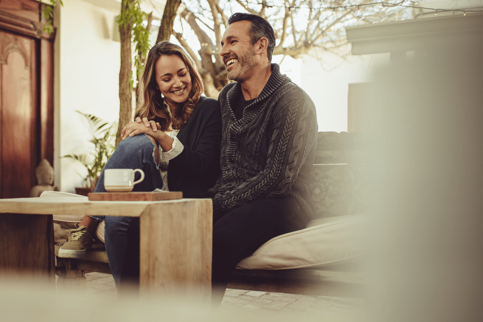 Zašto tvoje flertovanje deluje neprirodno (i kako da to odmah promeniš)